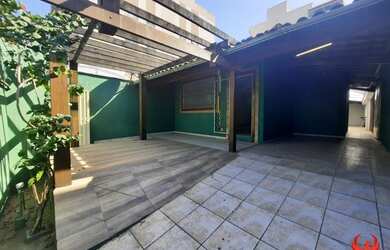 Imagem: A casa possui 3 Dormitórios, 2 Banheiros, 2 Vagas na garagem