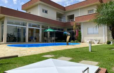 Imagem: A casa em condomínio possui 5 Dormitórios, 5 Banheiros, 4