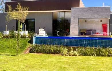 Imagem: A casa em condomínio possui 5 Dormitórios, 5 Banheiros, 5