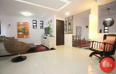 Imagem: A casa possui 4 Dormitórios, 4 Banheiros, 5 Vagas na garagem