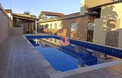 Imagem: A casa possui 3 Dormitórios, 3 Banheiros, 5 Vagas na garagem