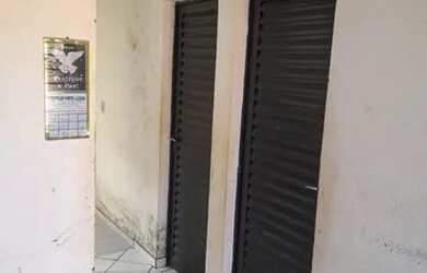 Imagem: A casa possui 2 Dormitórios, 1 Banheiro e 4 Vagas na garagem