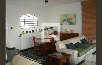 Imagem: A casa possui 3 Dormitórios, 4 Banheiros, 4 Vagas na garagem