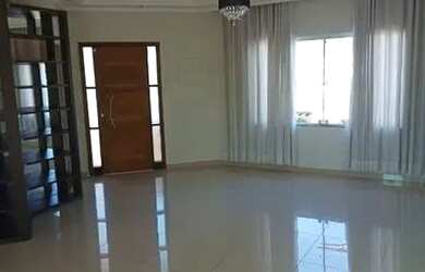 Imagem: A casa possui 3 Dormitórios, 4 Banheiros, 5 Vagas na garagem