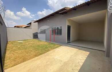 Imagem: A casa possui 3 Dormitórios, 2 Banheiros, 2 Vagas na garagem