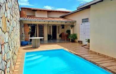 Imagem: A casa possui 3 Dormitórios, 1 Banheiro, 2 Vagas na garagem