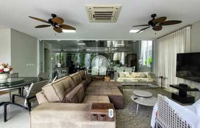 Imagem: A casa em condomínio possui 4 Dormitórios, 5 Banheiros, 5