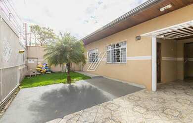 Imagem: A casa possui 3 Dormitórios, 1 Banheiro, 2 Vagas na garagem