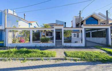 Imagem: A casa possui 3 Dormitórios, 4 Banheiros, 2 Vagas na garagem