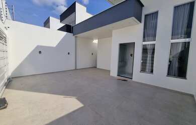 Imagem: A casa possui 3 Dormitórios, 2 Banheiros, 2 Vagas na garagem