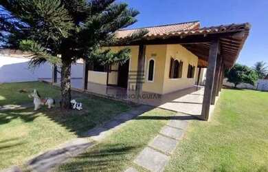 Imagem: A casa em condomínio e possui 4 Dormitórios, Suítes, 3 Banheiros