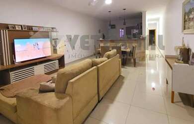 Imagem: A casa possui 2 Dormitórios, 2 Banheiros, 2 Vagas na garagem