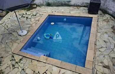 Imagem: A casa possui 3 Dormitórios, 3 Banheiros, 3 Vagas na garagem