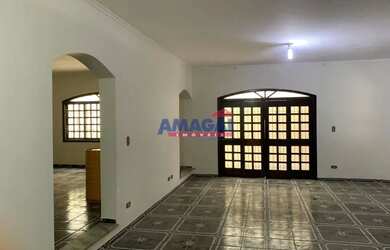 Imagem: A casa possui 4 Dormitórios, 4 Banheiros, 4 Vagas na garagem