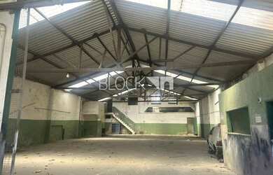 Imagem: O depósito possui 5 Vagas na garagem, 437m² de Área e está