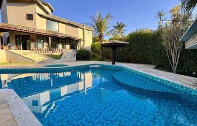 Imagem: A casa possui 4 Dormitórios, 4 Banheiros, 5 Vagas na garagem