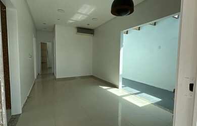 Imagem: A casa possui 3 Dormitórios, 2 Banheiros e está localizado