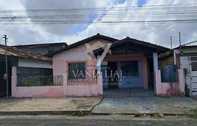 Imagem: A casa possui 5 Dormitórios, 4 Banheiros, 1 Vaga na garagem