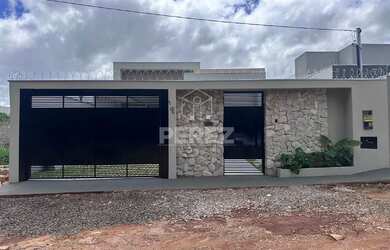 Imagem: A casa possui 3 Dormitórios, 2 Banheiros, 4 Vagas na garagem