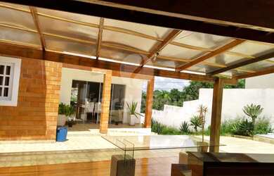 Imagem: A casa possui 3 Dormitórios, 3 Banheiros, 4 Vagas na garagem