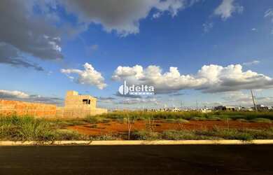 Imagem: O terreno possui 308m² de Área, Imóvel novo e está localizado