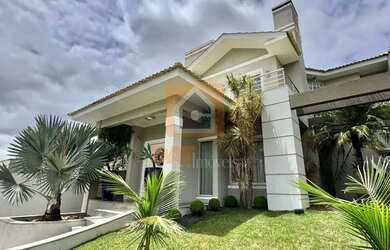 Imagem: A casa possui 4 Dormitórios, 4 Banheiros, 4 Vagas na garagem