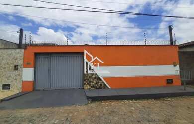 Imagem: A casa possui 2 Dormitórios, 2 Banheiros, 2 Vagas na garagem