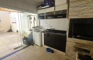 Imagem: A casa possui 2 Dormitórios, 2 Banheiros, 2 Vagas na garagem