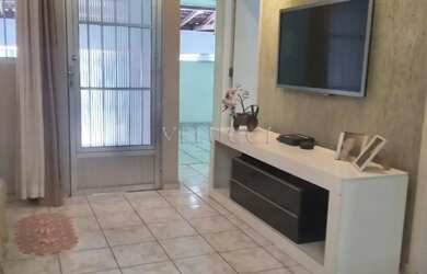 Imagem: A casa possui 3 Dormitórios, 2 Banheiros, 2 Vagas na garagem