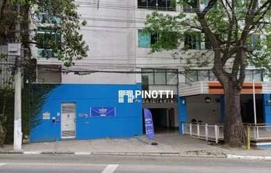 Imagem: O depósito possui 2 Vagas na garagem e 230m² de Área e está