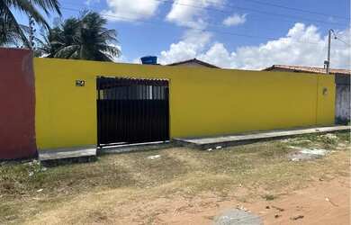 Imagem: A casa possui 3 Dormitórios, 2 Banheiros e 3 Vagas na garagem