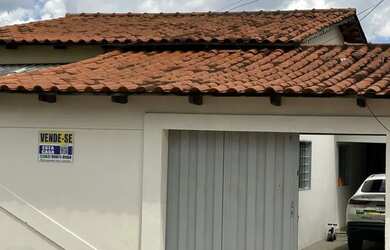 Imagem: A casa possui 3 Dormitórios, 2 Banheiros, 3 Vagas na garagem