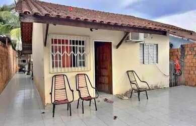 Imagem: A casa possui 3 Dormitórios e 2 Banheiros e está localizado