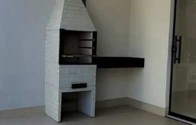 Imagem: A casa possui 2 Dormitórios, 2 Banheiros, 2 Vagas na garagem