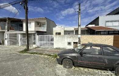 Imagem: A casa possui 2 Dormitórios, 1 Banheiro, 1 Vaga na garagem