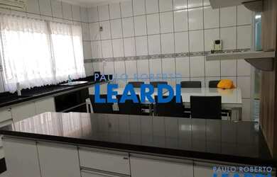 Imagem: A casa possui 4 Dormitórios, 2 Banheiros, 3 Vagas na garagem