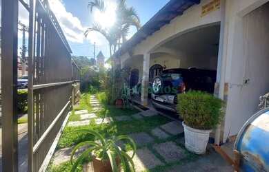 Imagem: A casa possui 3 Dormitórios, 3 Banheiros, 2 Vagas na garagem