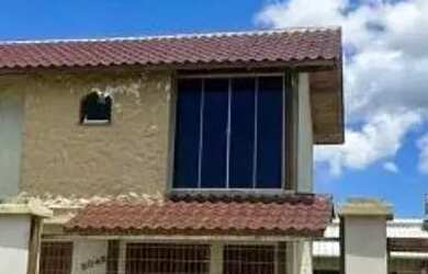 Imagem: A casa possui 4 Dormitórios, 4 Banheiros, 2 Vagas na garagem