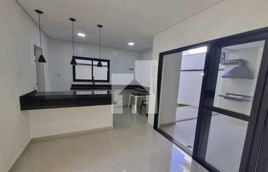 Imagem: A casa em condomínio possui 3 Dormitórios, 3 Banheiros, 4