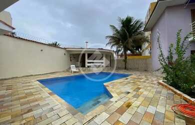 Imagem: A casa possui 3 Dormitórios, 2 Banheiros, 1 Vaga na garagem