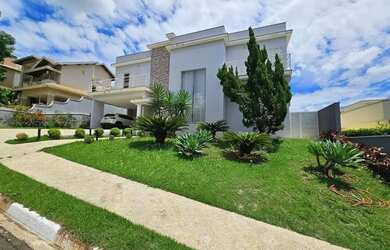 Imagem: A casa possui 4 Dormitórios, 5 Banheiros, 4 Vagas na garagem