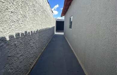 Imagem: A casa possui 3 Dormitórios, 2 Banheiros, 2 Vagas na garagem