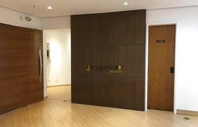 Imagem: O depósito possui 5 Vagas na garagem, 120m² de Área e está