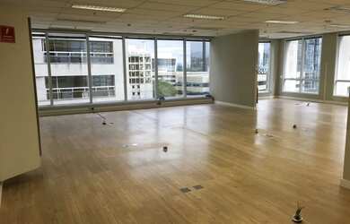 Imagem: O depósito possui 5 Vagas na garagem, 226m² de Área e está