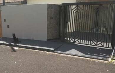 Imagem: A casa possui 2 Dormitórios, 2 Banheiros, 2 Vagas na garagem