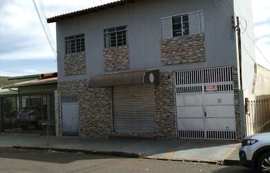 Imagem: A casa possui 3 Dormitórios, 4 Banheiros, 3 Vagas na garagem