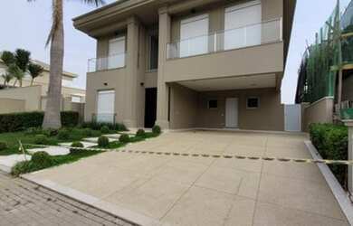 Imagem: A casa em condomínio possui 4 Dormitórios, 5 Banheiros, 4