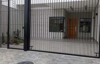 Imagem: A casa possui 3 Dormitórios, 3 Banheiros, 1 Vaga na garagem