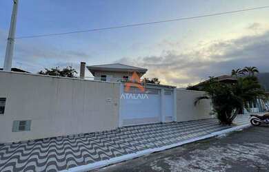 Imagem: A casa possui 4 Dormitórios, 1 Banheiro, 4 Vagas na garagem