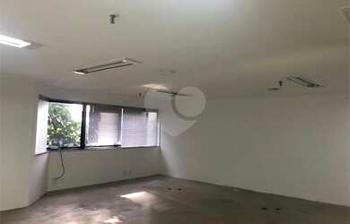 Imagem: O depósito possui 3 Vagas na garagem, 82m² de Área e está